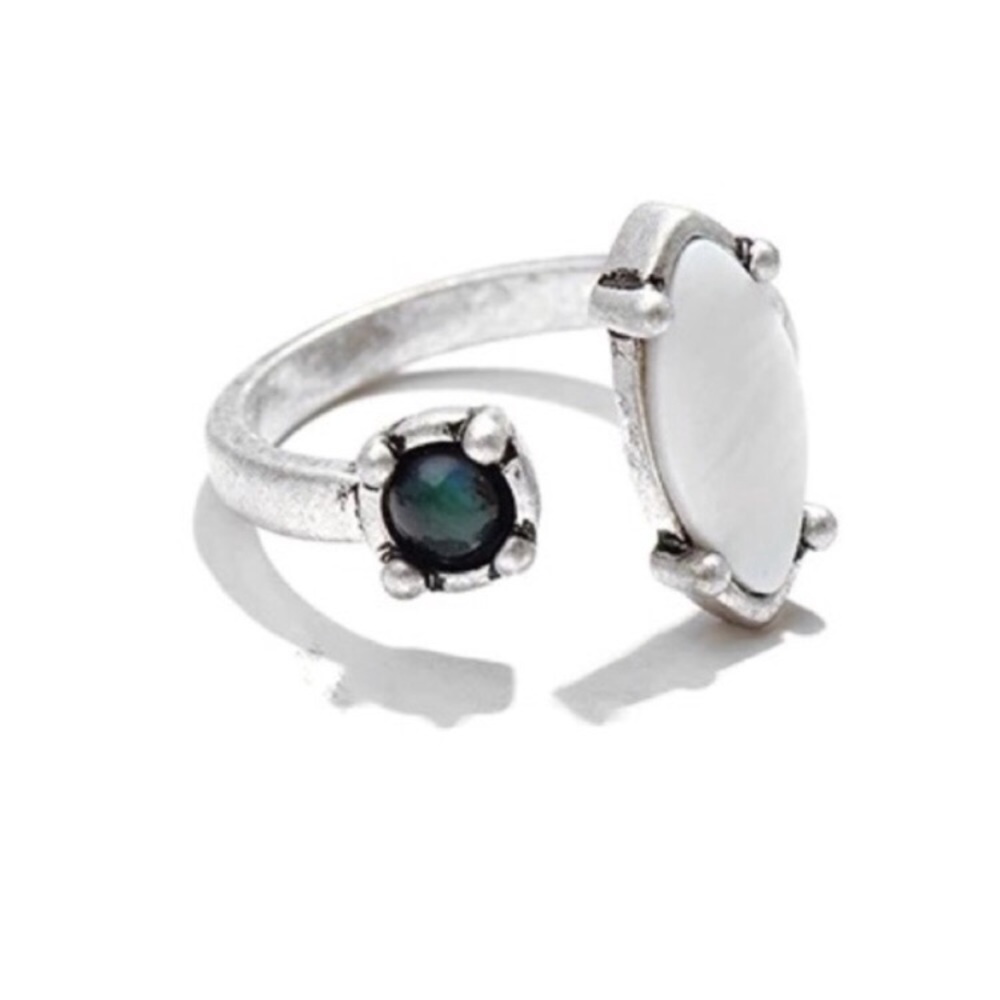 ✨ MAKE OFFER ✨ NATURAL SHELL CUFF RING